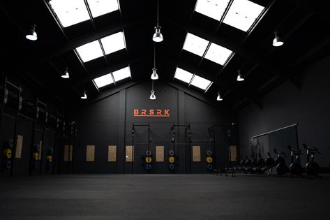 Berserk = Out of control with excitement @crossfitberserk is an 11,900-square-foot facility kitted out with everything from Goliath wall-mounted rigs, seamless floors, branded wall ball targets and more! This is a stand-out facility that anyone would be lucky to have as their CrossFit gym! 🔥 #BuiltBetter #BLKBOX #crossfit Barn Gym, Gym Layout, Gym Branding, Calisthenics Gym, Crossfit Box, Layout Plan, Wall Balls, Workout Space, Office Garage