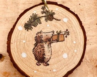 Woodland Animal Christmas, Animal Christmas Tree, Hanging Christmas Decorations, Woodland Ornaments, Tree Slice, Animal Christmas, Wood Burning Crafts, Christmas Hanging Decorations, Woodland Christmas