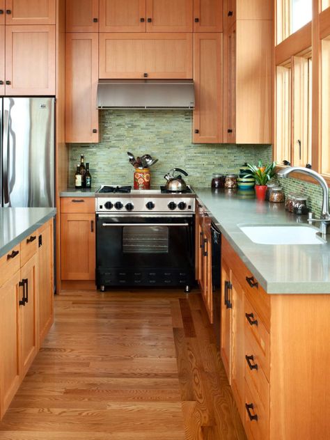 Brown Cabinets Green Backsplash Tile Green Kitchen Backsplash, Green Countertops, Green Backsplash, Transitional Kitchen Design, Maple Kitchen, Green Kitchen Cabinets, Oak Kitchen Cabinets, Brown Cabinets, Kitchen Backsplash Designs