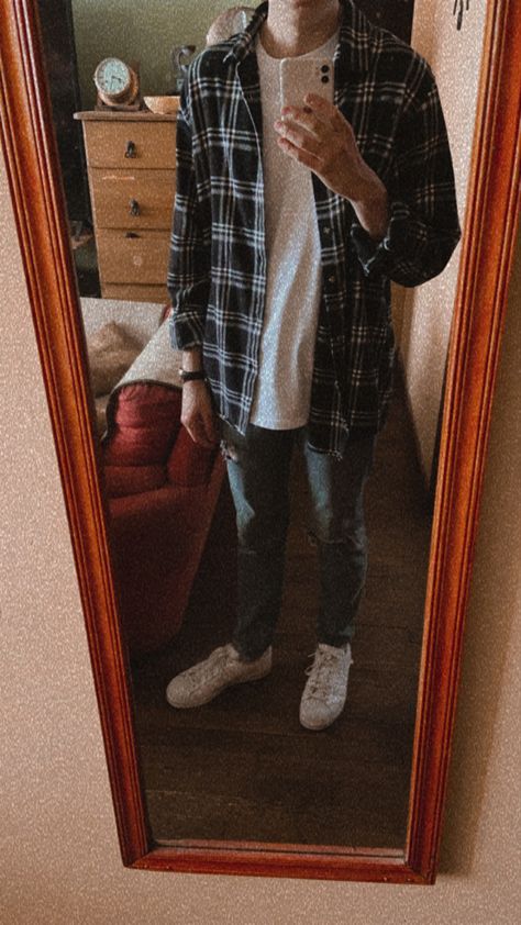 Open Flannel Shirt Outfit Men, 80s Flannel Outfit, Mens Outfits Flannel, Flannel Aesthetic Men, Flannel Over Hoodie Outfit Guy, Flannel Over Hoodie Outfit, Flannel And Hoodie Outfit, Black Flannel Outfit Men, Flannel And Hoodie