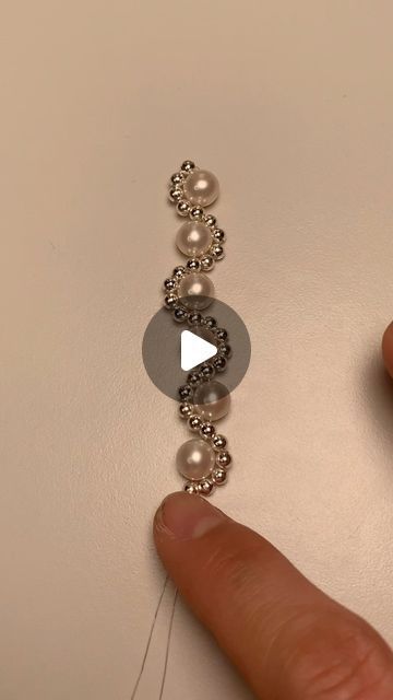 Pearl Bracelet Tutorial, Rice Bead Bracelet, Seed Bead Bracelets Tutorials, Beautiful Beaded Necklaces, Pearl Jewelry Design, Beaded Bracelets Tutorial, Rice Bead, Handmade Jewelry Tutorials, Bracelets Diy