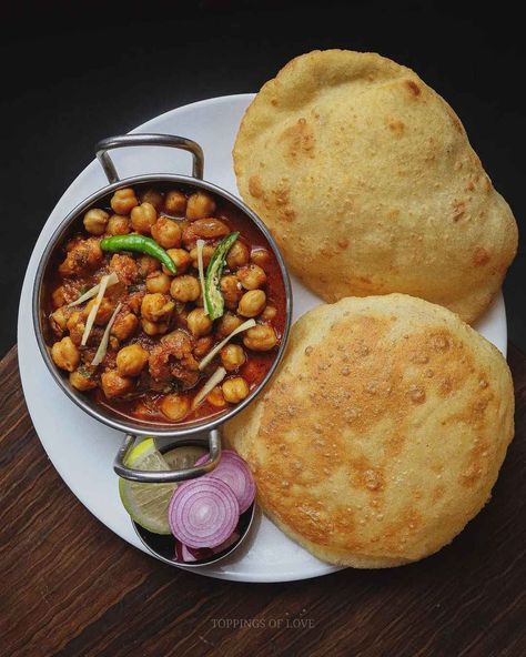 Food Images Indian, Traditional Food Photography, Tiffin Menu, Chole Bhature Recipe, Bhature Recipe, Chole Bhature, Plating Ideas, Photography Composition, Miniature Inspiration