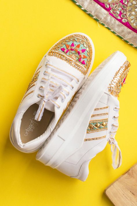 Diy Wedding Shoes, Artsy Shoes, Bride Sneakers, Converse Wedding Shoes, Embroidered Sneakers, Bridal Sneakers, Custom Sneakers Diy, Shoe Makeover, Diy Sneakers