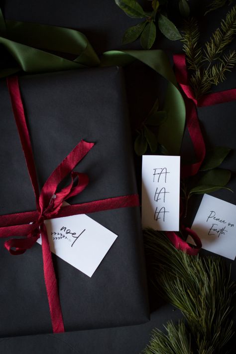 Black Christmas Gift Wrap, Black Wrapping Paper Ideas Christmas, Black Wrapped Christmas Presents, Black Christmas Presents, Black Christmas Gift Wrapping, Black Christmas Present Wrapping, Elegant Christmas Gift Wrapping, Black Wrapping Paper Christmas, Black Christmas Wrapping Ideas