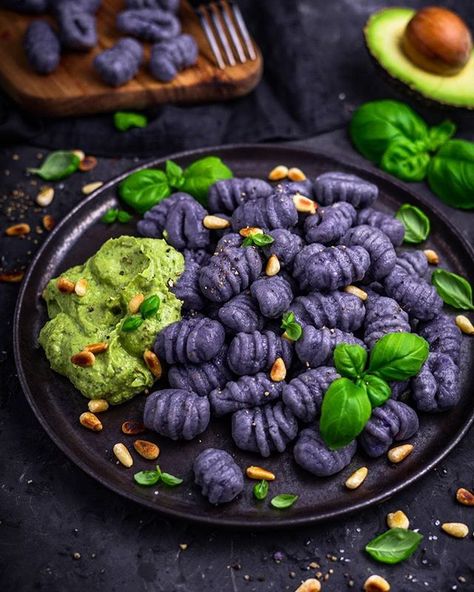 Purple potatoes gnocchi by @miss_gruenkern Recipe: 1 large purple sweet potato 1/2 cup wheat flour 1/2 teaspoon salt A pinch of nutmeg A pinch of black pepper PREPARATION Cook the sweet potatoes in the microwave about 10-15 minutes until they are soft. You could also bake them in the oven for an hour but microwave is much quicker! Mash them in a bowl and set aside to cool. When the sweet potato has cooled completely add flour. You want to add as little as possible otherwise the gnocchi will be t Microwave Sweets, Purple Potato Gnocchi, Cook Potatoes In Microwave, How To Cook Gnocchi, Potatoes In Microwave, Purple Sweet Potato, Purple Potatoes, Potato Gnocchi, Purple Food