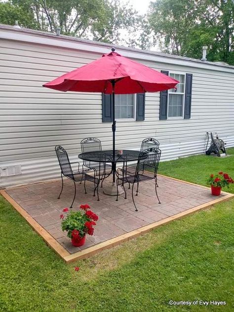 Mobile Home Patio, Mobile Home Porch Ideas, Home Porch Ideas, Mobile Home Landscaping, Manufactured Home Porch, Ideas Para Decorar Jardines, Gravel Backyard, Mobile Home Exteriors, Mobile Home Makeovers