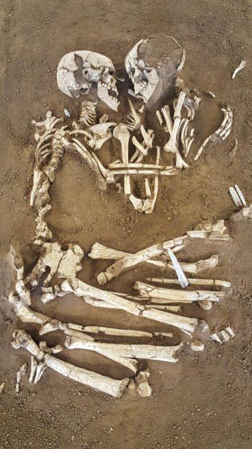 The Valdaro Lovers is the name given to two skeletons who have been locked in an eternal embrace for the past 6,000 years. The embracing skeletons were dis Lovers Of Valdaro, Romeo Ve Juliet, Lovers Embrace, Human Skeleton, Star Crossed Lovers, Ancient Origins, Star Crossed, The Lovers, Pompeii