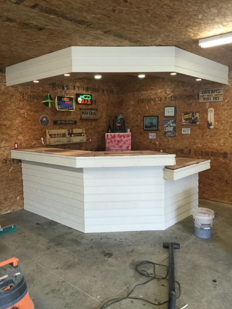 Shed bar Attic Bar Ideas Man Cave, Garage Makeover Bar, Man Cave In Garage Ideas, Diy Bar In Garage, Backyard Sports Bar, Garage Bar Ideas Man Caves Easy Diy, Bar In Shed, Garage With Bar, Bar In Garage