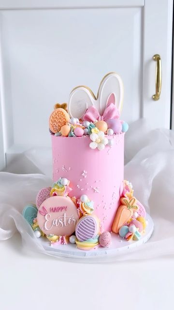 CHELL BELLS CAKES 💗 on Instagram: "💖🐰EASTER CLASS🐰💖 I’m super excited to announce the launch of my Pastel Mini Easter cake 🥰 I absolutely love Easter so I decided to host my very first Easter Class @lissieloucakeschool This decoration class includes decorating a 4” Mini Easter Cake where you will also gift box it up yourself 🥰🐥🐰 This class is for everyone & anyone who wants to get into the Easter spirit whilst having lots fun at the same time 🐣 You will start off by finishing off your Easter Baking Ideas, Easter Cake Designs, Easter Themed Cakes, Easter Desserts Cake, Bunny Cake Pops, Easter Food Ideas, Cute Easter Desserts, Easter Cake Decorating, Food Easter