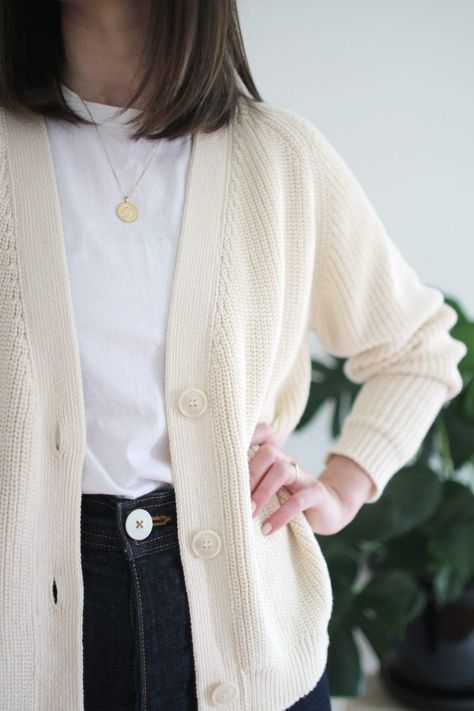 Dark Wide Leg Jeans, White Cardigan Outfit, Knit Cardigan Outfit, Knitted Dress Outfit, Spring Cardigan, Jesse Kamm, Chique Outfit, Outfit Cardigan, Spring Cardigans