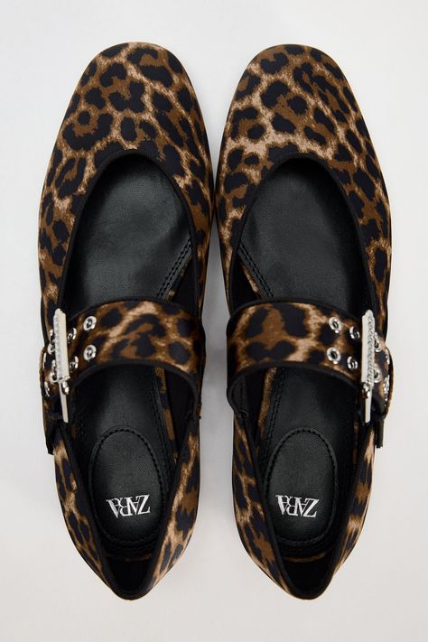 Leopard Shoes Flats, Flat Shoes Outfit, Blazers Shoes, Leopard Shoes, Women's Spurs, Cardigan Sweater Jacket, Boots And Sneakers, Leather Coat, London Fashion Week