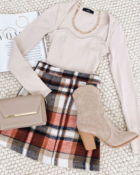 Checkered Skirt Outfit, Plaid Skirt Outfits, Plaid Skirt Outfit, Cropped Cable Knit Sweater, Red Plaid Skirt, Winter Skirt Outfit, Checkered Skirt, Skirt Outfit, Plaid Skirt