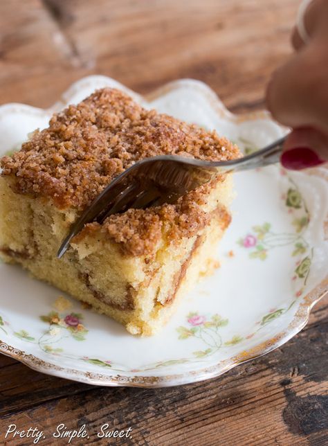 Cinnamon Streusel coffee cake. FINALLY, a recipe without a whole pound of butter! Rhubarb Yogurt, Yogurt Coffee, Cinnamon Streusel Coffee Cake, Streusel Cake, Streusel Coffee Cake, Cinnamon Streusel, Sour Cream Coffee Cake, Sour Cream Cake, Banana Cake Recipe