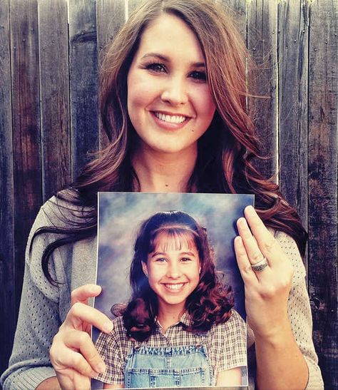 21 People Posing With Photos Of Their Younger, More Awkward Selves Senior Picture Poses, Senior Ads, Kindergarten Pictures, Portret Feminin, Graduation Pic Ideas, L'art Du Portrait, Future Photos, People Poses, Photos Originales