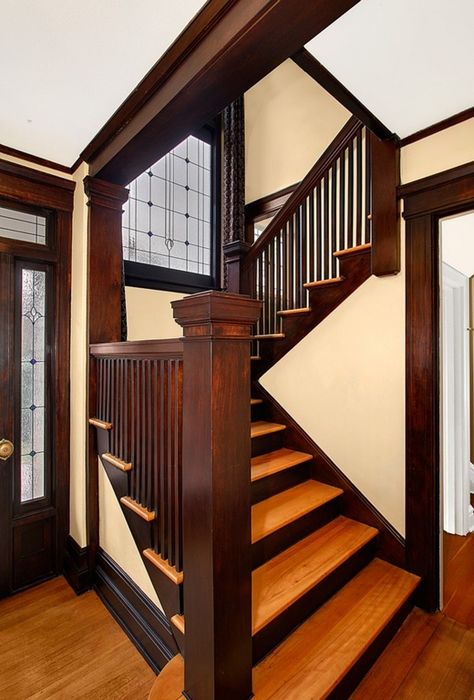 Craftsman Stairs, Craftsman Staircase, Craftsman Style Interiors, Hiasan Dalaman Rumah, Wooden Staircase, Scandinavian Dining Room, Pelan Rumah, Craftsman Interior, Craftsman Bungalow