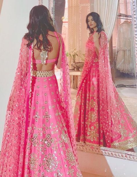 Orang India, Mirror Work Lehenga, Pengantin India, Lehenga Choli For Women, Choli For Women, Sabyasachi Lehenga, Perhiasan India, Backless Blouse Designs, Party Wear Lehenga Choli