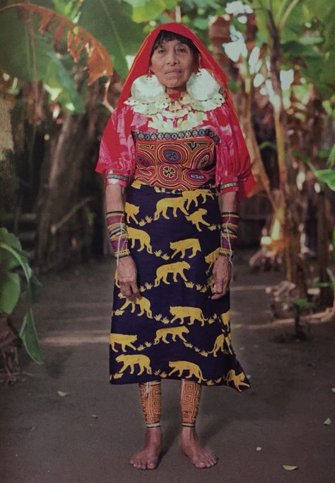 A kuna woman wearing traditional garb in the Colombian jungle. Love the mix of prints! Traditional Brazilian Clothing, Colombian Woman, Brazilian Clothes, Cultural Appreciation, Colombian Fashion, Colombian Culture, Jungle Love, Colombian Women, American Traditional