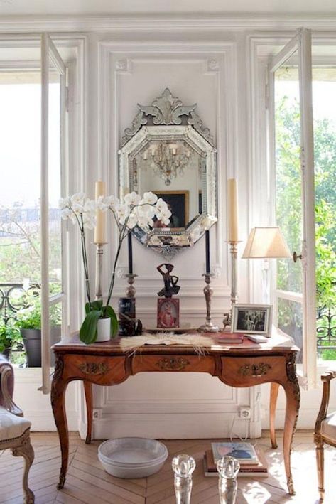 French Appartement, Parisian Chic Interior Design, Parisian Chic Apartment, Parisian Chic Interior, Parisian Room, Chic Apartment Decor, Dc Apartment, Chic Apartment, Modern Parisian