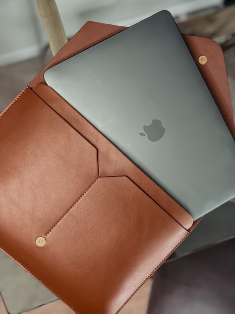 Laptop Leather Sleeve, Laptop Sleeves Design, Laptop Case Design, Leather Computer Case, Laptop Sleeve Bag, Small Leather Goods Diy, Macbook Leather Sleeve, Hand Bags Ideas, Leather Macbook Case