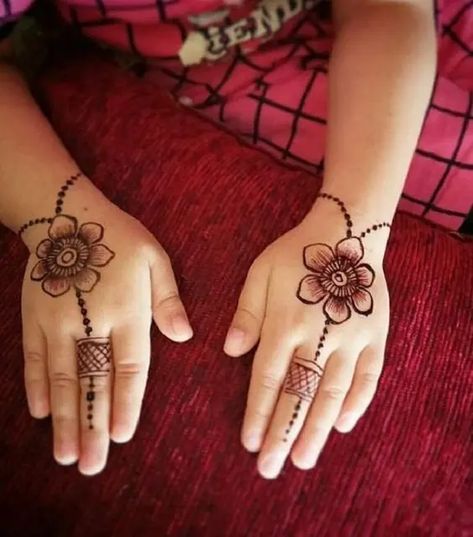 70+ Easy Mehndi Designs for Kids That Melt Hearts Simple Mehndi Designs For Kids, Mehendi Designs For Kids, Baby Mehndi Design, Henna Designs For Kids, Tato Henna, Finger Henna Designs, Henna Tattoo Hand, Simple Henna Tattoo, Mehndi Designs For Kids