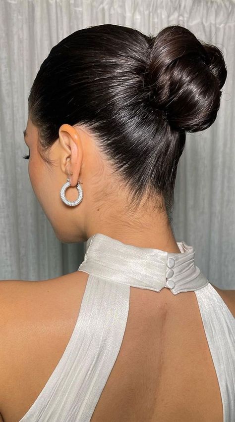 Middle Part High Bun, Mid Bun Hairstyles, Updo Simple, Big Updo, 4c Natural Hairstyles Short, Updo Chignon, Hairstyle Girls, High Updo, Hairstyle Cute