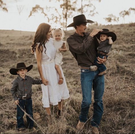 Cowboy Family Pictures, Western Family Pictures, Country Family Photos, Western Family Photos, Family Pictures Ideas, Western Family, Country Couple Pictures, Cute Country Couples, Family Photoshoot Poses