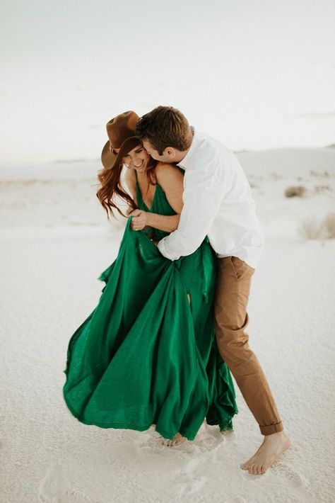 Another emerald green pairing, this time with khaki color and white shirt. This 'boho' style is typically seen with an untucked shirt, western-like hat, and boots or barefoot. White Sands Photoshoot, Emerald Green Dress Outfit, Sand Photos, Christmas Outfits For Family Pictures, Morning Photoshoot, Sand Dunes Photoshoot, White Sands New Mexico, Cancun Outfits, Engagement Pic