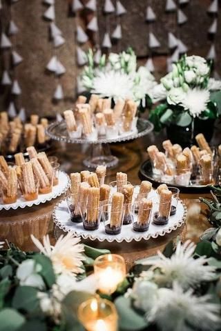 Amazing Wedding Food Stations – Confetti Sweethearts Rustic Wedding Desserts, Dessert Display Wedding, Ultimate Wedding Planning Checklist, Wedding Food Stations, Dessert Bar Wedding, Wedding Cake Alternatives, 50th Bday, Dessert Station, Boda Mexicana