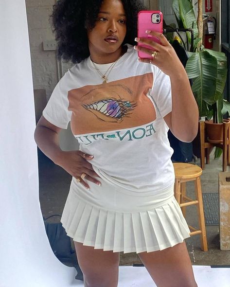 Tennis Skirt T Shirt Outfit, Short Pleated Skirt Outfit, White Pleated Skirt Outfit, Style A Pleated Skirt, Pleated Skirt Outfits, White Pleated Tennis Skirt, Skort Outfit, Inspo Fits, Pleated Skirt Outfit