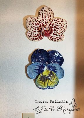 Ceramic Wall Flower, Useful Clay Art, Ceramic Craft Ideas, Cool Ceramics Ideas, Ceramics Wall Art, Ceramic Art Inspiration, Pansy Ceramic, Hanging Ceramic Art, Orchid Ceramic