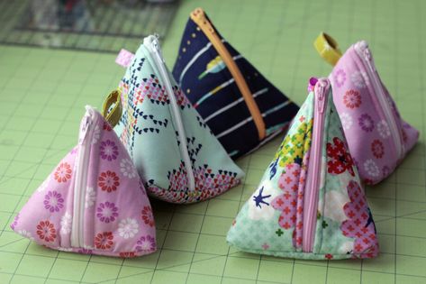 How to Make Triangle Zipper Pouches- Video Tutorial - Crafty Gemini Triangle Zipper Pouch, Easy Zipper Pouch, Diy Pouch No Zipper, Crafty Gemini, Sacs Tote Bags, Triangle Bag, Zipper Pouch Tutorial, Pouch Tutorial, Sew Ins