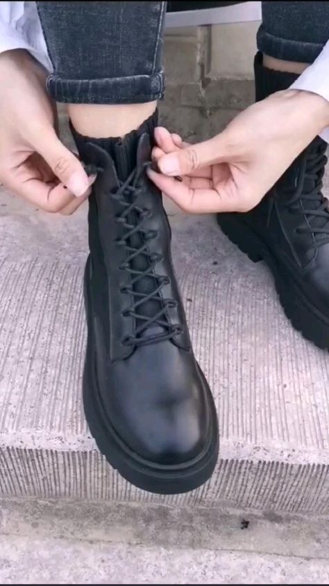 Sepatu Platform, Ways To Lace Shoes, How To Tie Shoes, Jungle Boots, Diy Clothes And Shoes, Diy Fashion Hacks, Foto Tips, Diy Clothes Life Hacks, Military Tactical