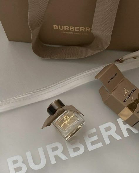 Burberry Aesthetic, Astrid Clifford, Burberry Perfume, Accessoires Iphone, Cream Aesthetic, Classy Aesthetic, Luxury Aesthetic, Foto Vintage, Luxury Perfume