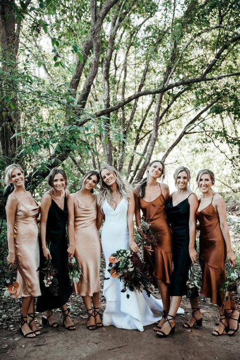 Bridesmaids in beige, brown and black dresses Photo: IVY ROAD PHOTOGRAPHY Metallic Wedding Colors, Brown Bridesmaid Dresses, Fall Bridesmaids, Wedding Color Combos, Outdoor Cocktail, Metallic Wedding, Fall Bridesmaid Dresses, Green Wedding Colors, Black Bridesmaids