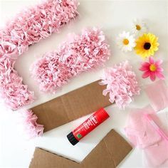 Tissue Paper Wall, Kraf Kertas, Tissue Paper Flowers Diy, Cardboard Letters, Idee Babyshower, Tissue Flowers, Wall Letters, Tissue Paper Flowers, Paper Flowers Diy