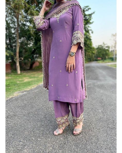 Plane Suit Designs With Lace, Trendy Suit Designs, Punjabi Suits For Wedding, Suit Designs Indian Style Latest, Suits For Women Indian Punjabi, Plazo Suit Design Latest, Unique Dress Styles, Designer Suits For Wedding, Punjabi Dress Design