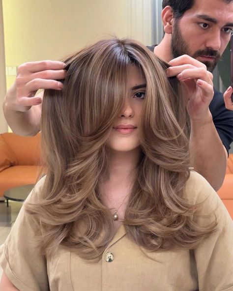 Hairstyles Layered, 60s Women, Chin Length, Hairstyles For Layered Hair, Brown Hair Balayage, Women's Hairstyles, Haircuts Straight Hair, Hairstyles Easy, Haircuts For Long Hair