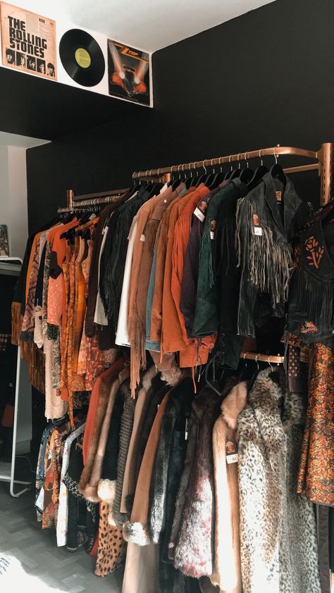 Clothing Stores Aesthetic, Vintage Clothing Store Aesthetic, Vintage Boutique Aesthetic, Vintage Shopping Aesthetic, Vintage Clothing Booth, Moody Boutique, Vintage Store Interior, 70s Boutique, Earthy Boutique