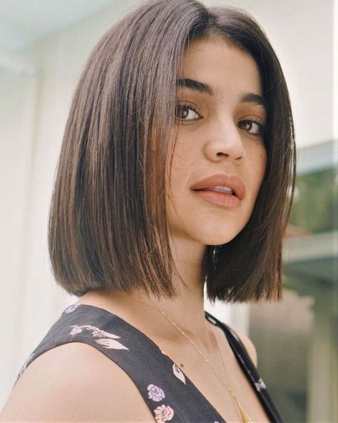 Winter Haircuts, Haircuts For Round Faces, Straight Hair Cuts, Medium Bob Hairstyles, Chin Length Hair, Long Bob Haircuts, Shoulder Length Hair Cuts, Round Face Haircuts, Bob Haircuts For Women