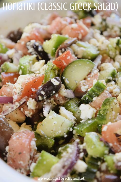 If you're looking for a delicious salad that's packed with flavor and fresh vegetables, Horiatiki (Classic Greek salad) is perfect. Bariatric Keto, Salads Keto, Classic Greek Salad, Greek Salad Ingredients, Mediterranean Salad Recipe, Salad Appetizer Cups, Fancy Salads, Salad Keto, Mediterranean Pasta Salads