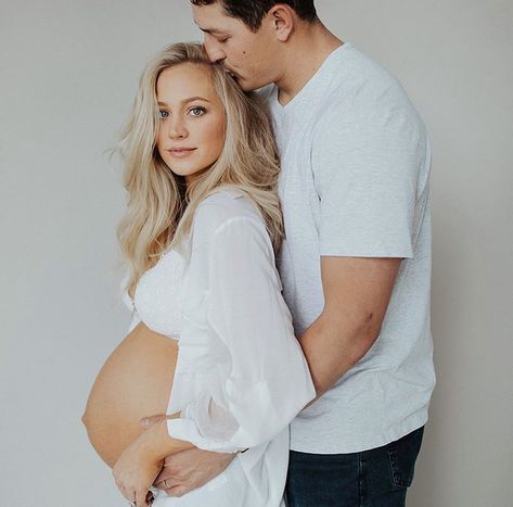 Torturi Baby Shower, Studio Maternity Photography, Indoor Maternity Photos, Couple Maternity Poses, Home Maternity Photography, Diy Maternity Photos, Studio Maternity Shoot, Maternity Studio Photoshoot, Studio Maternity Photos