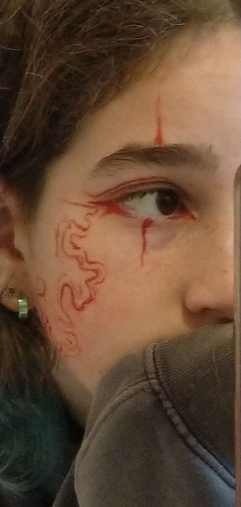 Face paint Unique Features People, Makeup Inspo Natural Eyeliner, Cosplay Ideas Aesthetic, Demon Slayer Eyeliner, Showering Reference, Before Shower Makeup, Angular Makeup, Unique Face Painting Ideas, Funky Eyeliner Looks