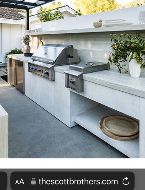 Outdoor Barbecue Countertops, White Outdoor Kitchen Ideas, Outdoor Built In Kitchen, Outdoor Kitchen On Patio, Stucco Bbq Island, Small Backyard Kitchen, Minimalist Outdoor Kitchen, Outdoor Kitchen White, White Outdoor Kitchen