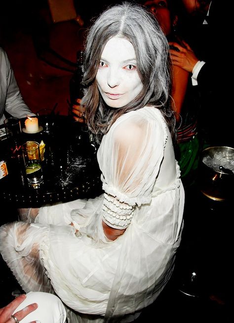 Daria Werbowy goes all-white in her ghost costume. // #Celebrity #Halloween Hot Ghost Costume, Ghost Costume Women, Tina Turner Costume, Ghost Bride Costume, Burger Costume, Dark Costumes, Halloween Mode, Best Celebrity Halloween Costumes, Ghost Bride