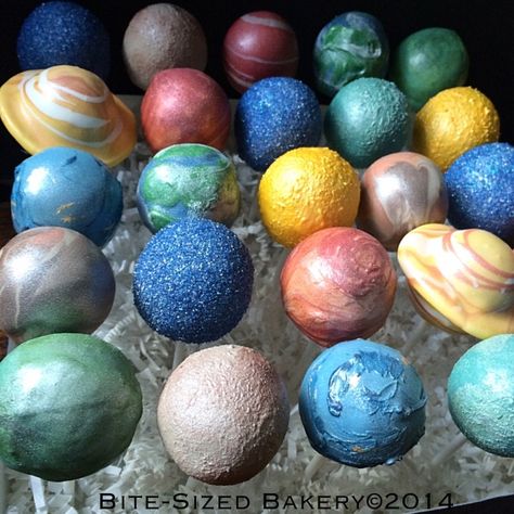 Planetary cake pops Planet Cake Pops, Space Themed Cake, Solar System Cake, Alien Cake, Themed Cake Pops, Planet Cake, Rocket Party, Galaxy Cake, Harry Birthday