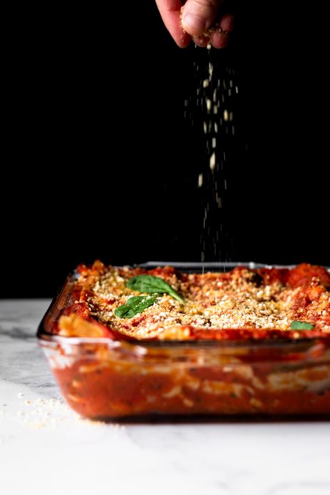 A delicious vegan lasagna with tofu ricotta. The ultimate vegan comfort food. This lasagna is high in protein and made with only 10 basic ingredients. | Nourished by Caroline #lasagna #veganlasagna #veganrecipes #vegancomfortfood #vegan #healthyrecipes #dairyfree #dairyfreerecipes #healthy #pastarecipes Vegan Pasta Dishes, Food Dinner Recipes, Baked Pasta Dishes, Tofu Ricotta, Vegan Pasta Dish, Easy Vegan Lunch, Delicious Family Dinners, Vegan Casserole, Vegan Lasagna