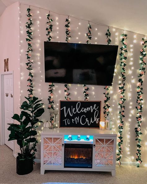 Tv On Wall Decor, Tumblr Room Decor, Girl Apartment Decor, Apartment Decorating Living, Neon Room, Beauty Room Decor, Boho Room Decor, Pinterest Room Decor, Lighting Decor