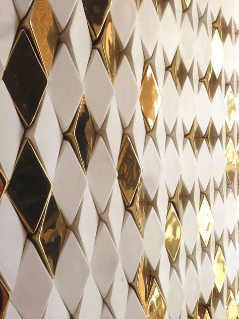 Wellington Gold (ceramic tiles). Photo © Giles Miller Studio. Gold Tiles, Tv Fal, Gold Tile, Retro Interior, Wall Finishes, Gold Wall, Materials And Textures, Wall Treatments, Tile Patterns