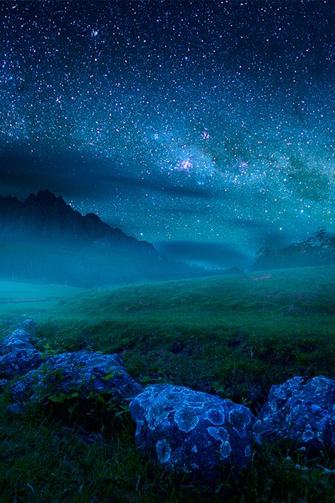 ((Closed RP)) I lay on the cool grass my fingers twirling through the mist. I sighed and looked up at the stars, brilliant in the sky Charcoal Drawings, Lukisan Cat Air, The Night Sky, Alam Yang Indah, Alam Semula Jadi, Beautiful Sky, Starry Sky, Grog, Science And Nature