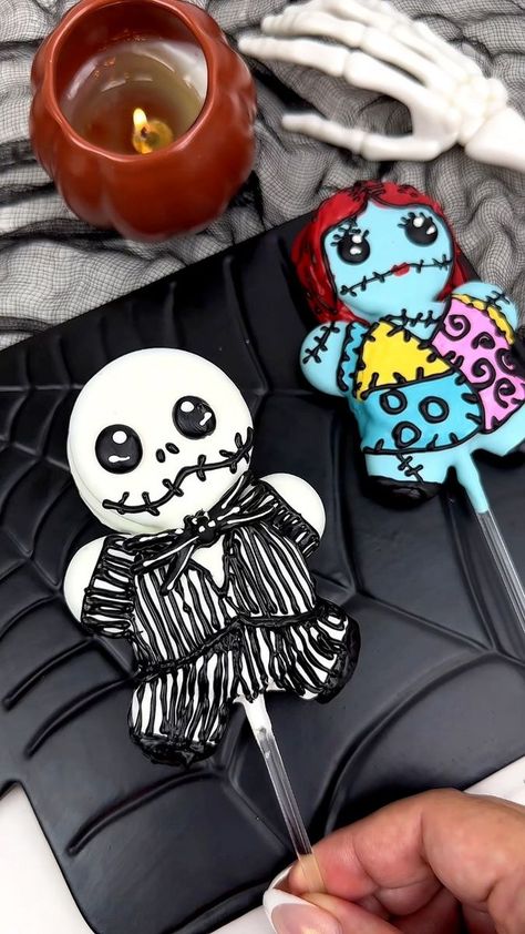 Jack Skellington Oreo Pop. Using Halloween OREO cookies and mini Oreos. Dipped in Stover's Confection Connection sweet shoppe melting wafers. #halloween #halloweencookies #halloweentreats #halloweenideas #halloweeninspiration #halloweeninspo #nightmarebeforechristmas #jackandsally #spooky #spookyseason #spookyszn #oreo #oreocookies #chocolatecoveredoreos #oreopo | beautyanddasweetz | The Citizens of Halloween · This Is Halloween (From "The Nightmare Before Christmas") Christmas Dipped Strawberries, Mini Oreos, Christmas Dip, Halloween Oreos, Halloween Party Planning, Halloween Gender Reveal, Sally Skellington, Halloween Quotes Funny, Edible Bouquets